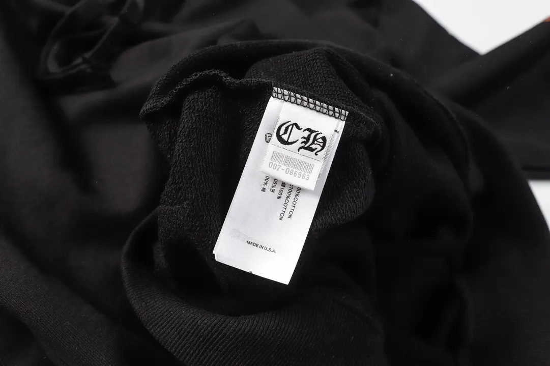 M30—P210 -Chrome Hearts/Chrome Hearts printed sweatshirt cardigan jacket -420 grams of high-density, high-quality wool, soft, delicate and skin-friendly, soft and silky to the touch, warm and skin-friendly -The hardware zipper accessories are all customized and full of details -Colour: black white -Size: S M L XL